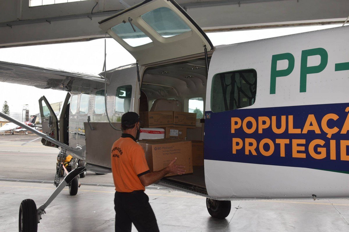 Saúde inicia distribuição de mais de 400 mil vacinas contra a Covid-19