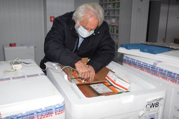95,4 mil doses de vacinas contra Covid-19 chegam ao Paraná; mais 107,6 mil desembarcam à noite