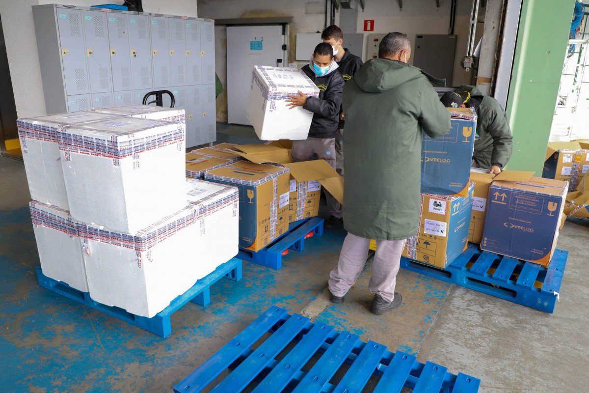 Mais 193 mil vacinas da Pfizer/BioNTech chegam ao Paraná