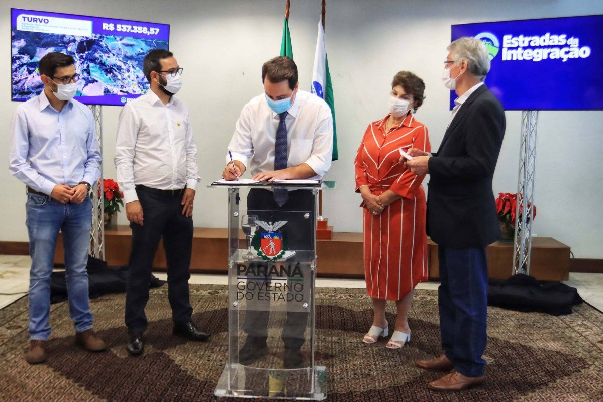 Governador autoriza R$ 10 milhões para pavimentação de estradas rurais em oito municípios