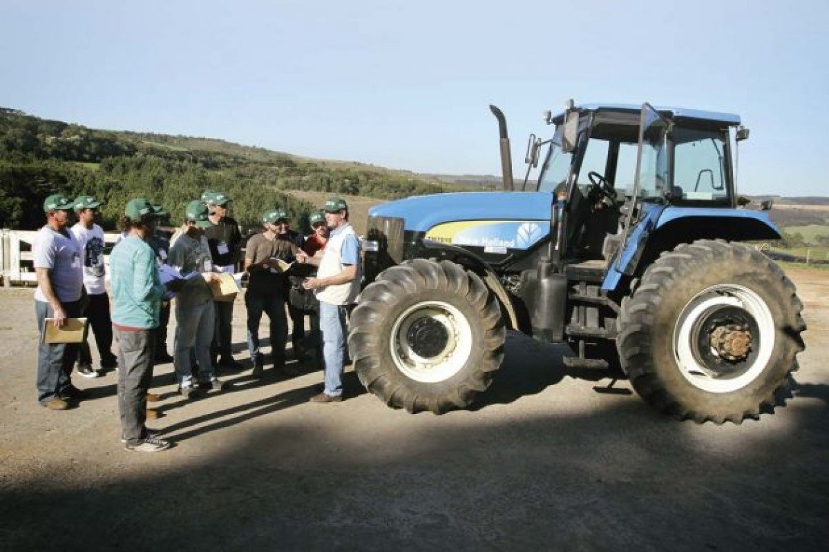 SENAR-PR contrata instrutores para o curso de tratorista agrícola