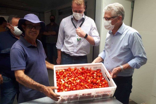 Norte Pioneiro recebe benfeitorias e equipamentos agrícolas do Governo do Estado