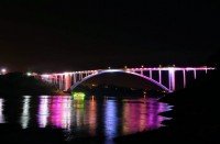 Ponte iluminada é mais uma atração no Natal de Foz