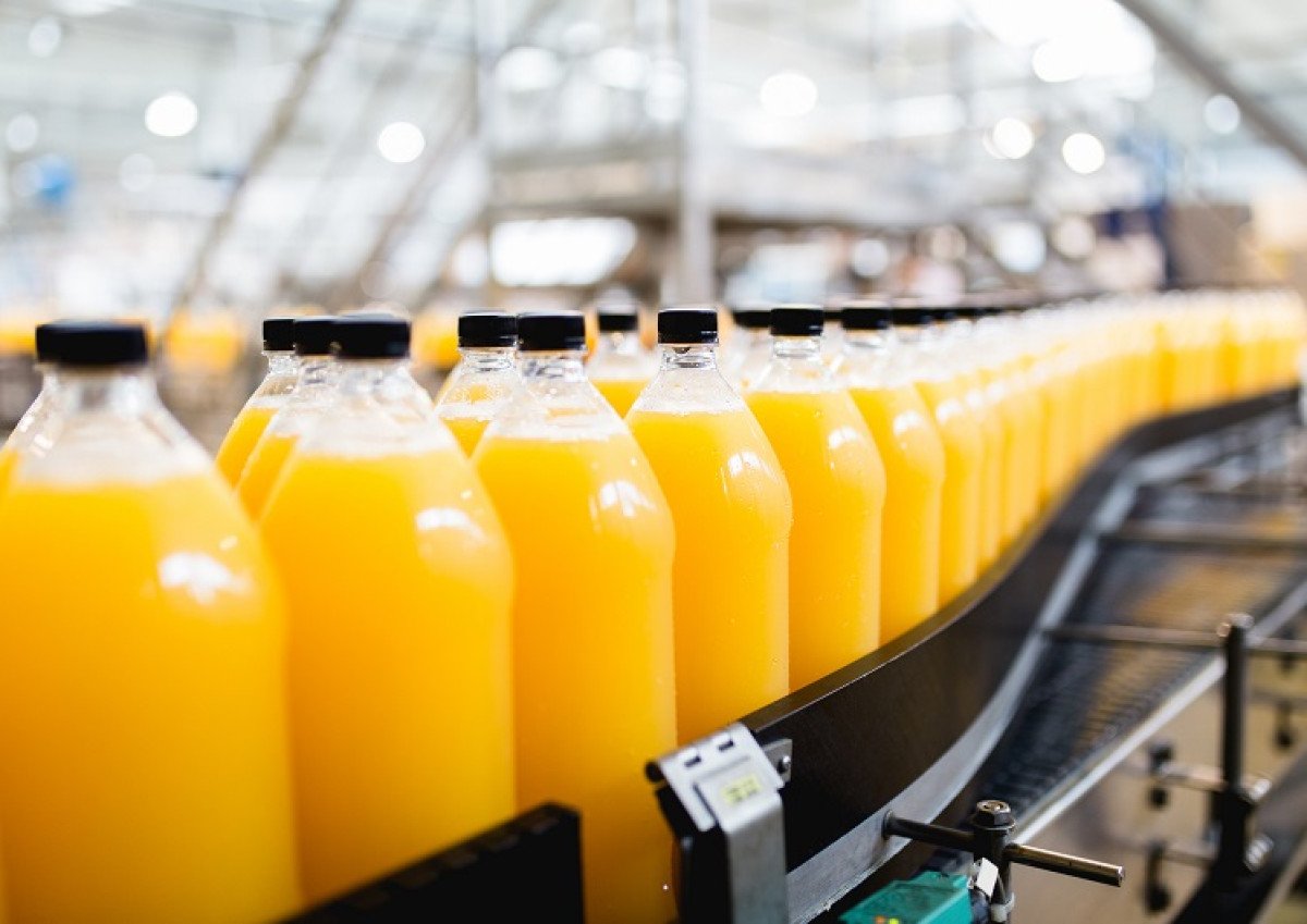 Com restrição na oferta de frutas, estoques de suco de laranja registram queda de 40,7%