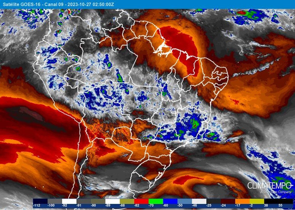 Muita umidade e risco de chuva forte no Brasil