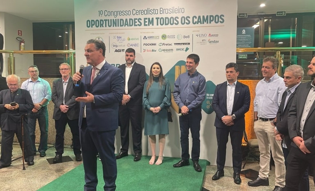 No Paraná, ministro Carlos Fávaro participa de congresso sobre cereais brasileiros
