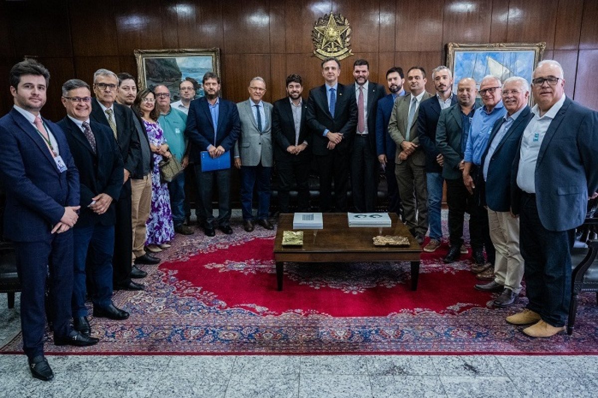 Produtores de leite e parlamentares se reuniram com presidente do Senado