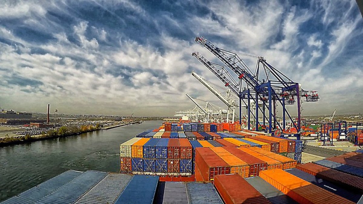 Balança comercial brasileira ultrapassa US$ 300 bi em exportações pelo segundo ano consecutivo