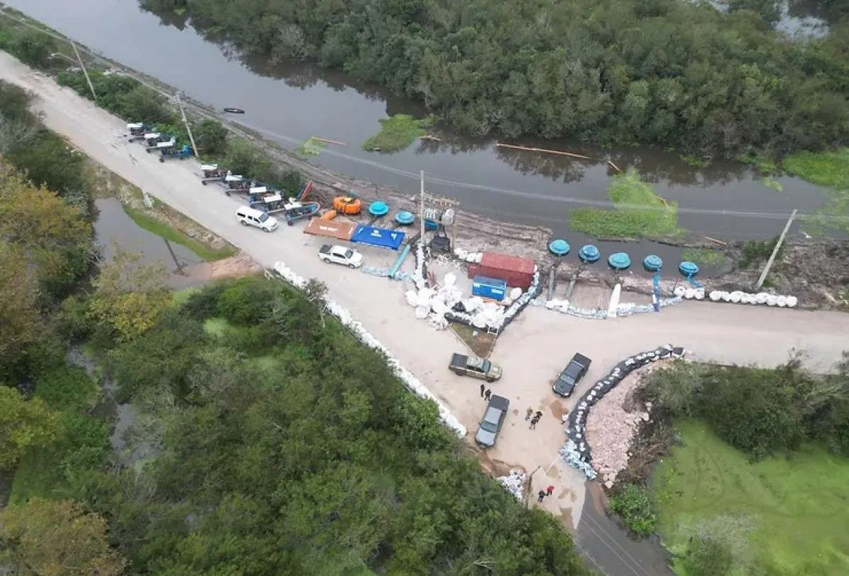 Arrozeiros auxiliam no escoamento de áreas alagadas no RS