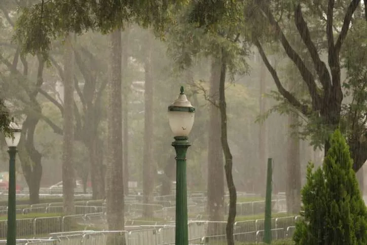 Frente fria no Sudeste traz chuvas intensas e risco de alagamentos