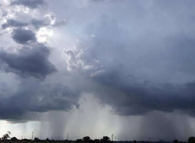 Primeira frente fria de janeiro chega com chuva e temperaturas baixas