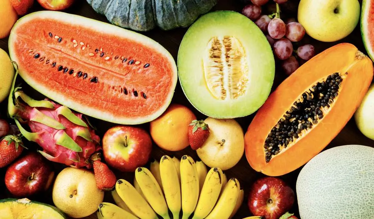 Maçã e banana têm queda nos preços, enquanto mamão e melancia registram alta