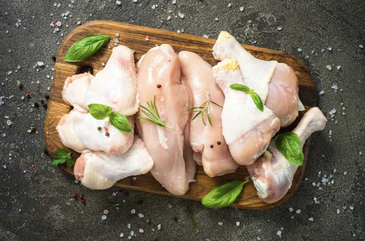 Exportações de carne de frango crescem no acumulado de 2025, com leve recuo em abril
