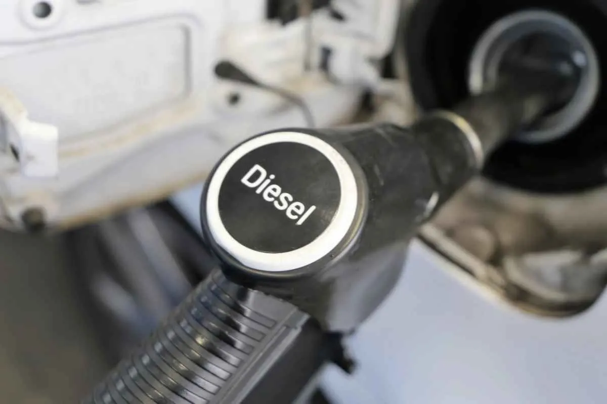 Reajustes da Petrobras derrubam preço do diesel em abril, aponta Edenred Ticket Log