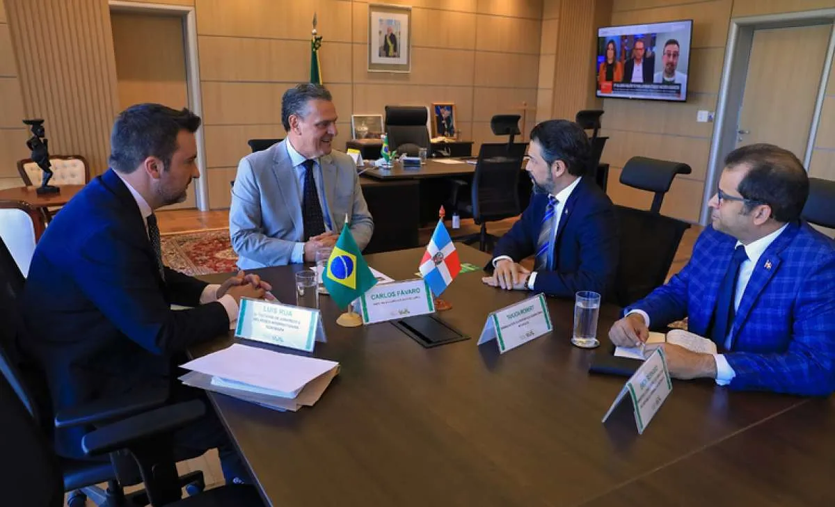 Ministro Carlos Fávaro recebe o embaixador Robert Takata para discutir comércio e cooperação técnica agropecuária entre Brasil e República Dominicana. Foto: Ministério da Agricultura e Pecuária/Divulgação