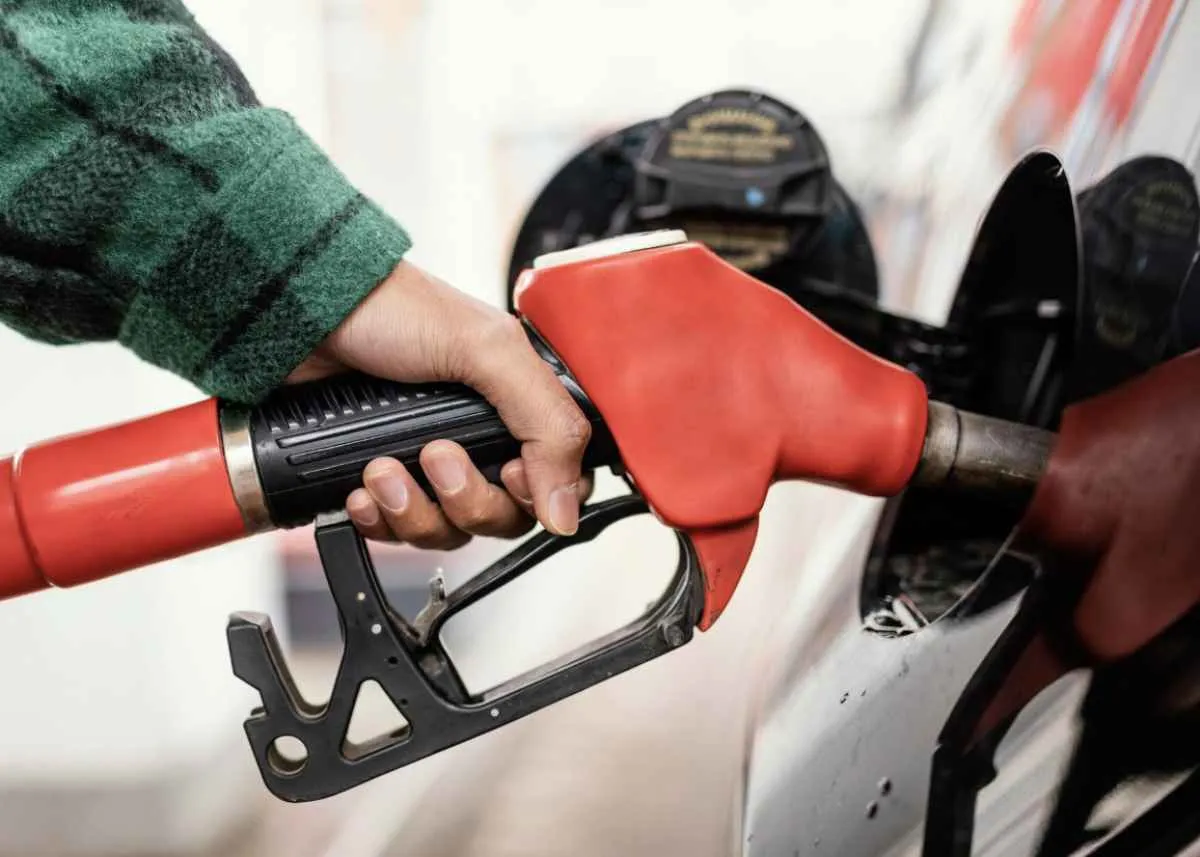 Gasolina tem leve queda no preço em julho, aponta Edenred Ticket Log