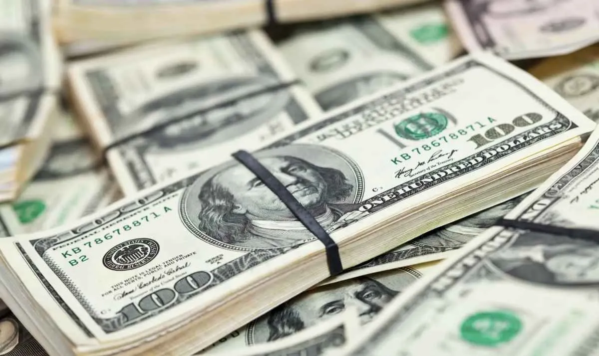 Após tarifa dos Estados Unidos contra Brasil, dólar futuro dispara a R$ 5,60
