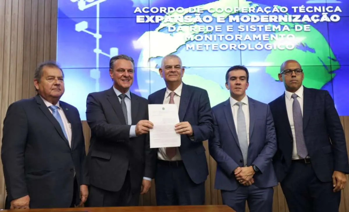 Ministro Carlos Fávaro assina acordo para 220 novas estações meteorológicas