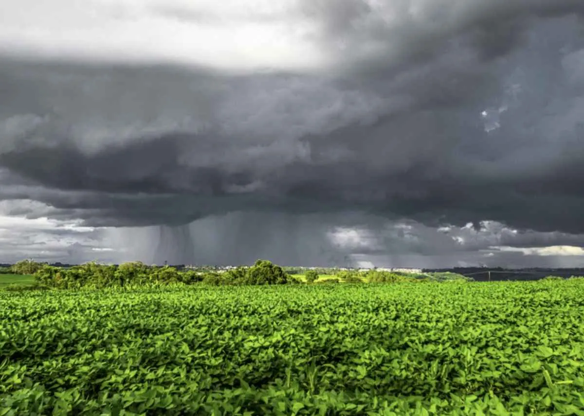 Frente fria avança e provoca temporais no Brasil