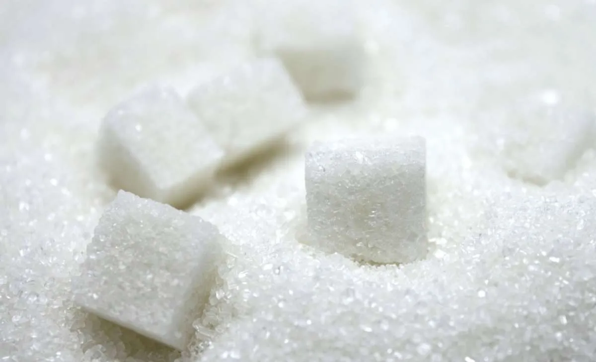 Açúcar mantém baixa histórica com superávit global