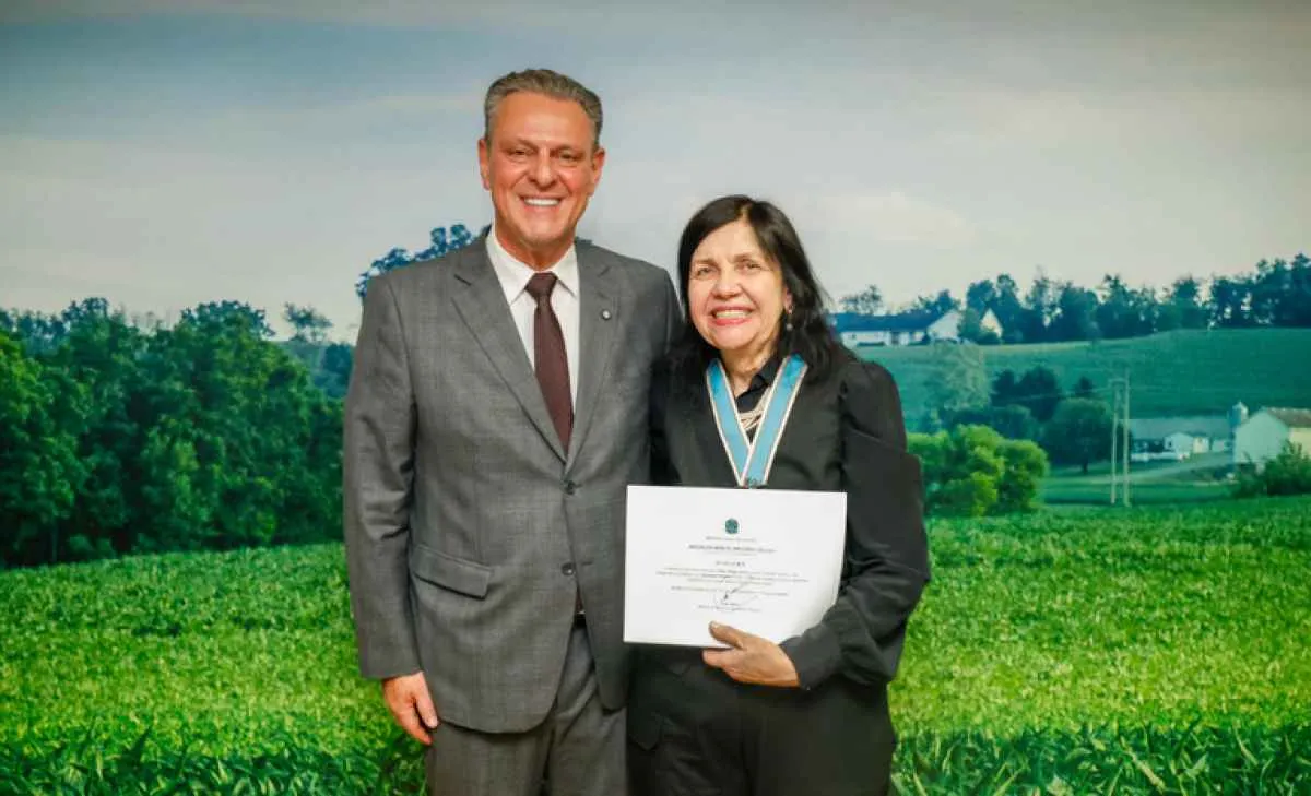 Mariangela Hungria é homenageada pelo Mapa com a Medalha Apolônio Salles