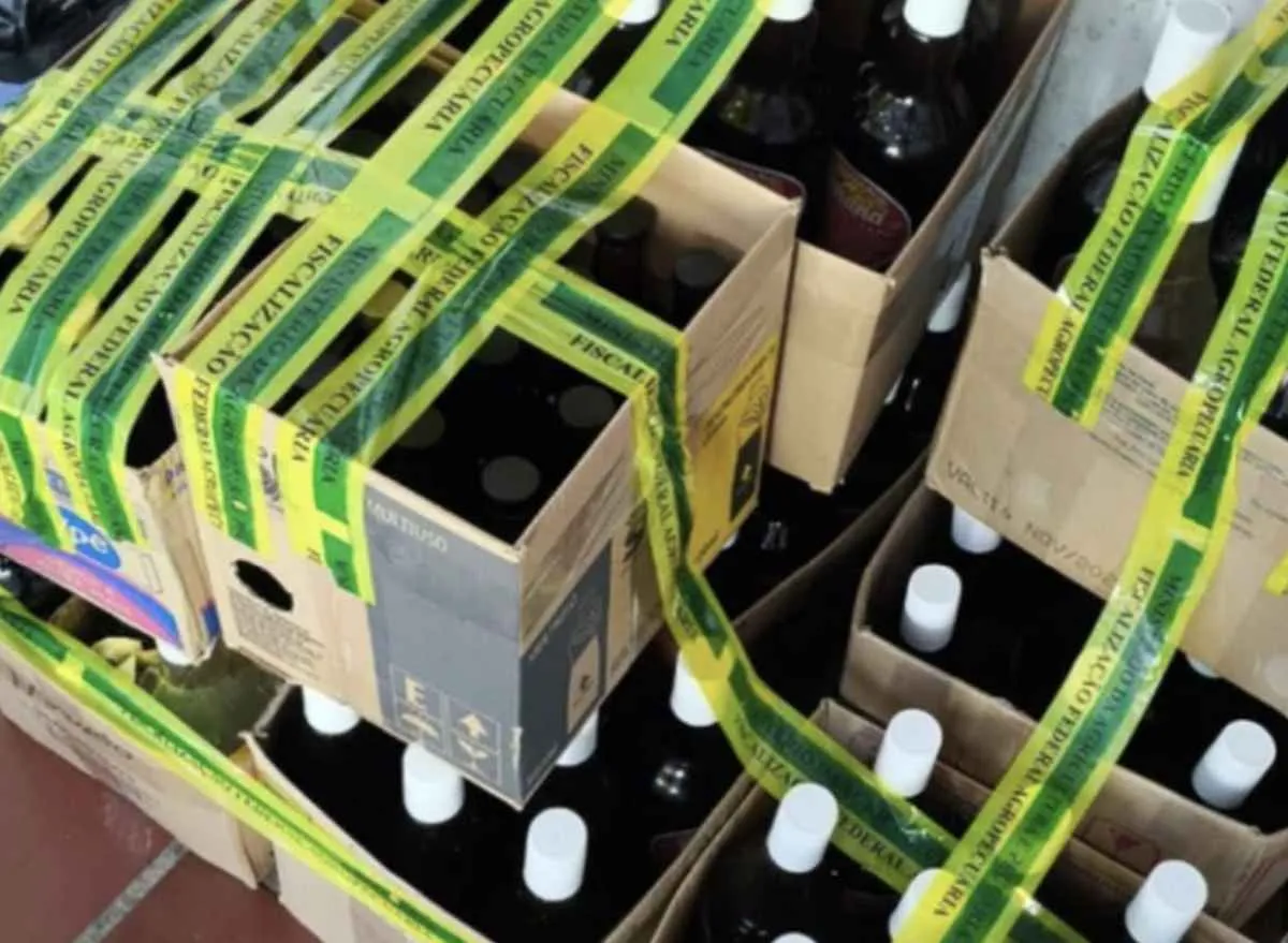 Apreensão de bebidas irregulares no Ceará reacende alerta sobre risco de metanol às vésperas das festas