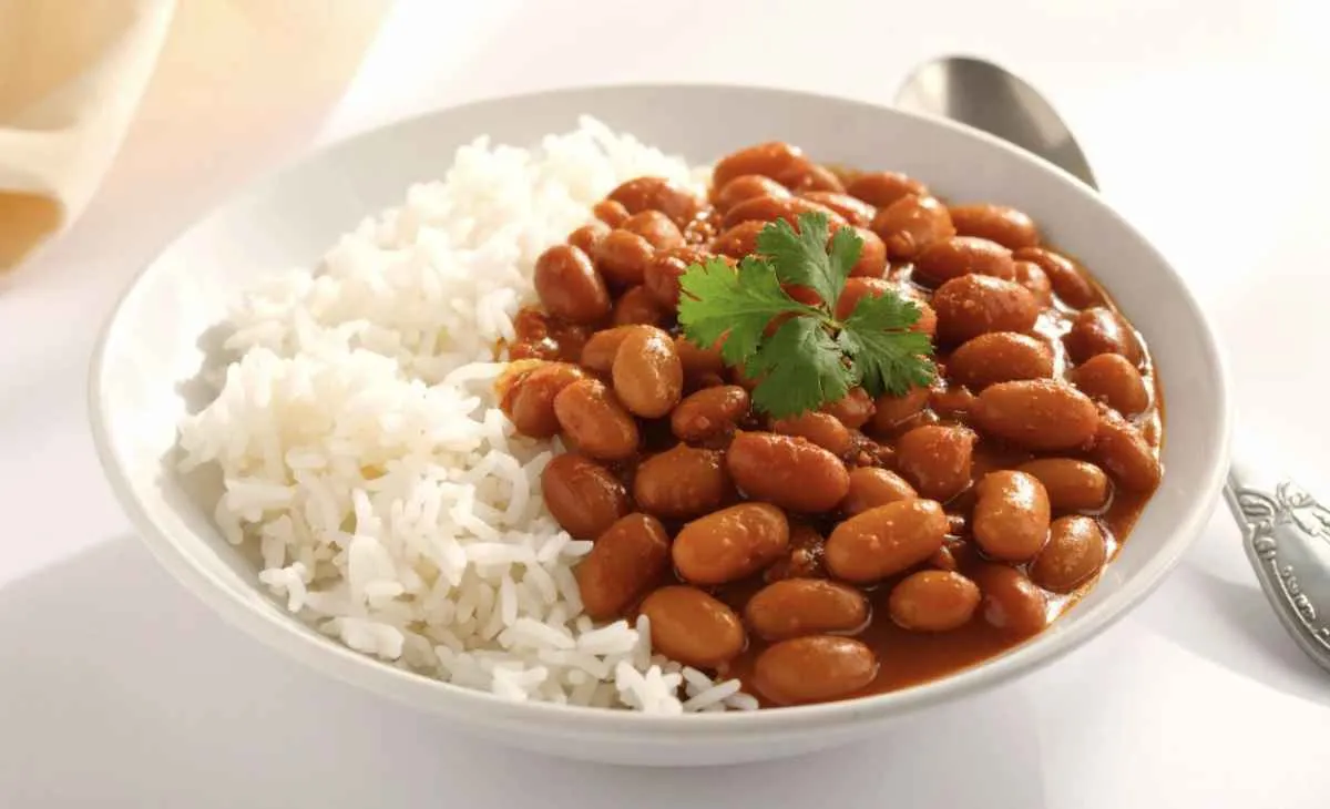 Mesmo mais baratos, arroz e feijão vendem menos no varejo em 2025