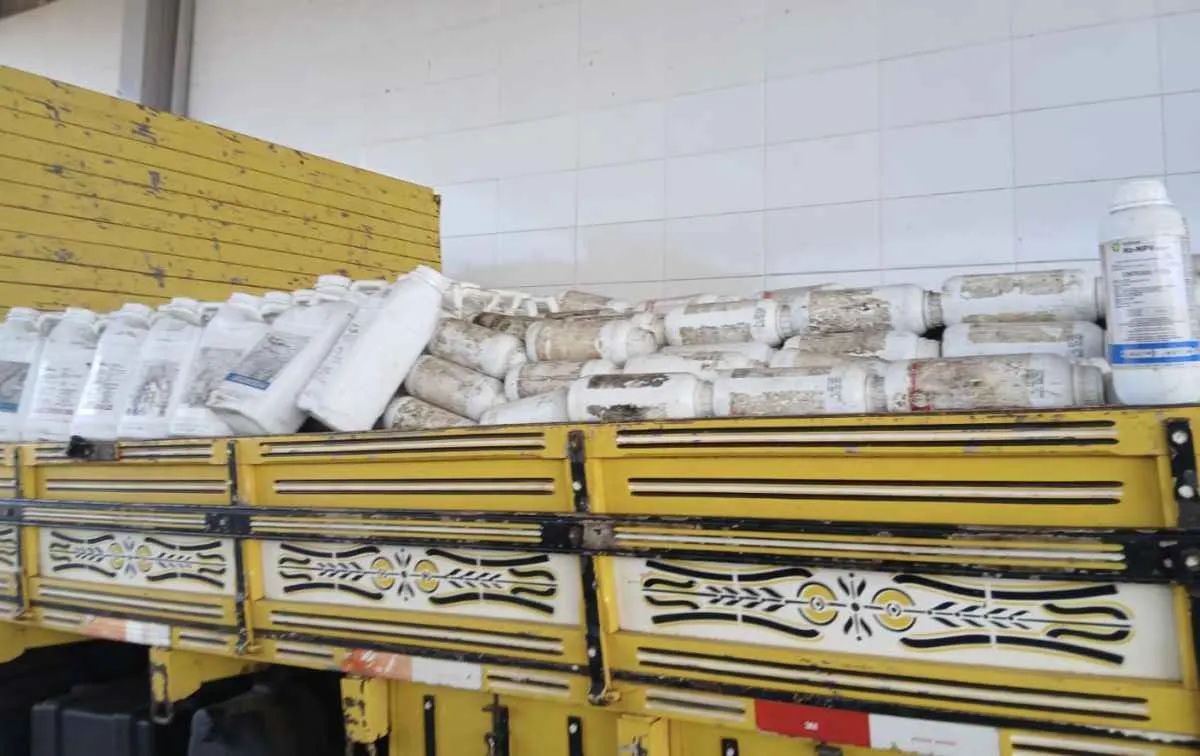 Agrodefesa e Polícia Militar apreendem mais de 1,4 mil embalagens irregulares de agrotóxicos 