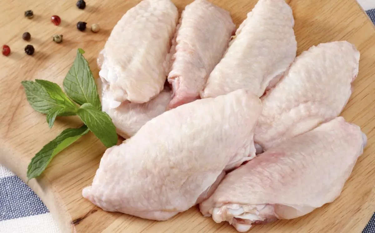 Frango sobe 6,6% e ganha competitividade frente ao boi