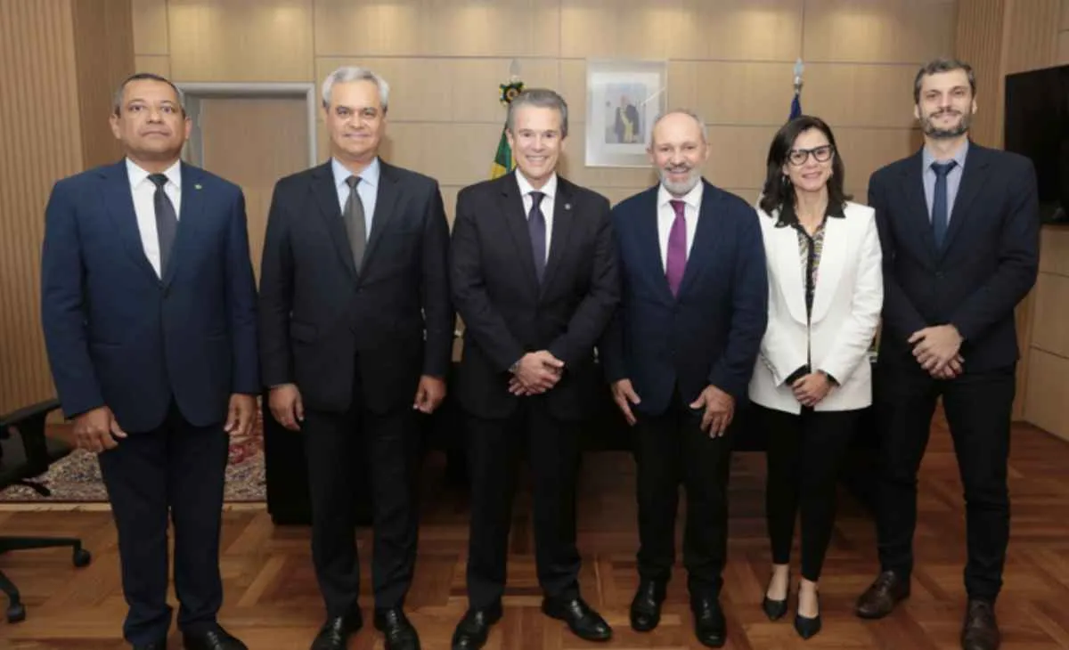 Ministro recebe representantes da indústria florestal brasileira