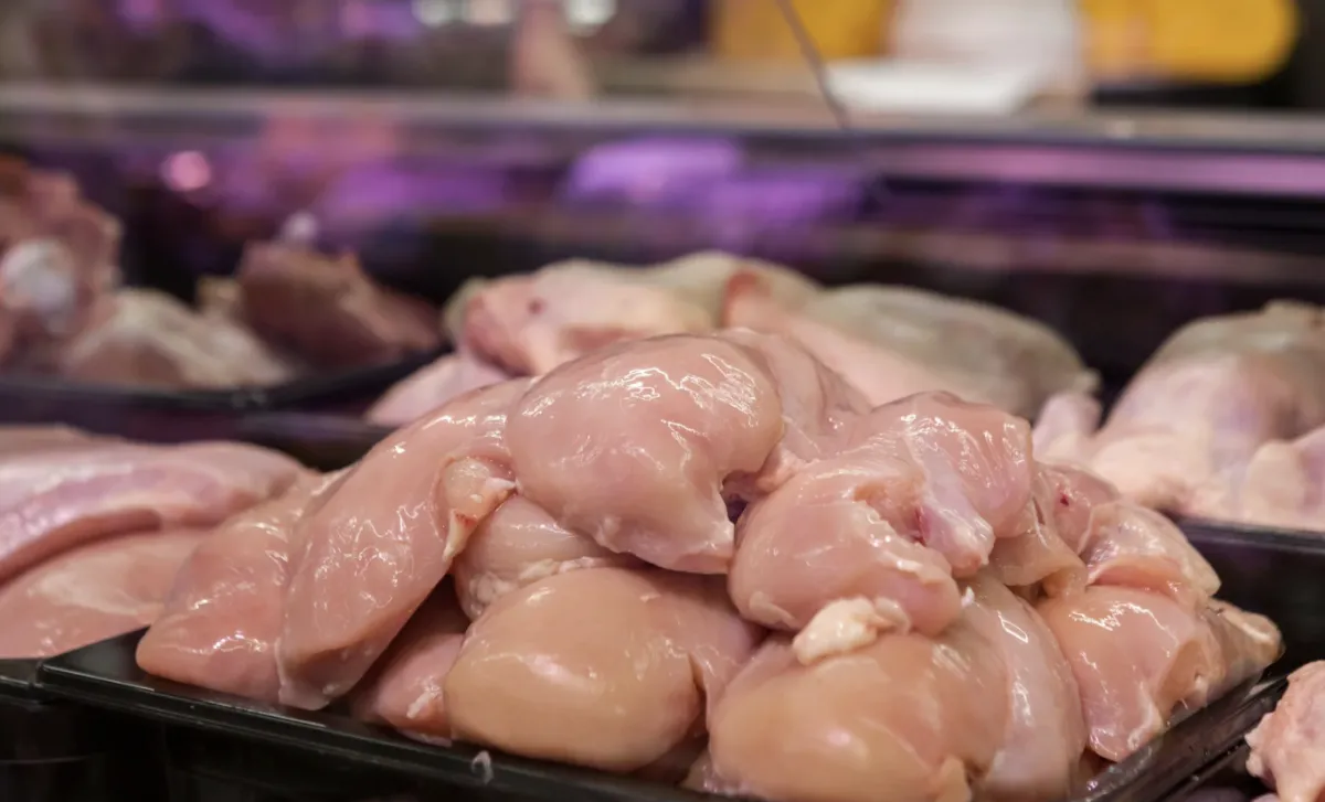 Preço da carne de frango fecha julho estável com oferta ajustada