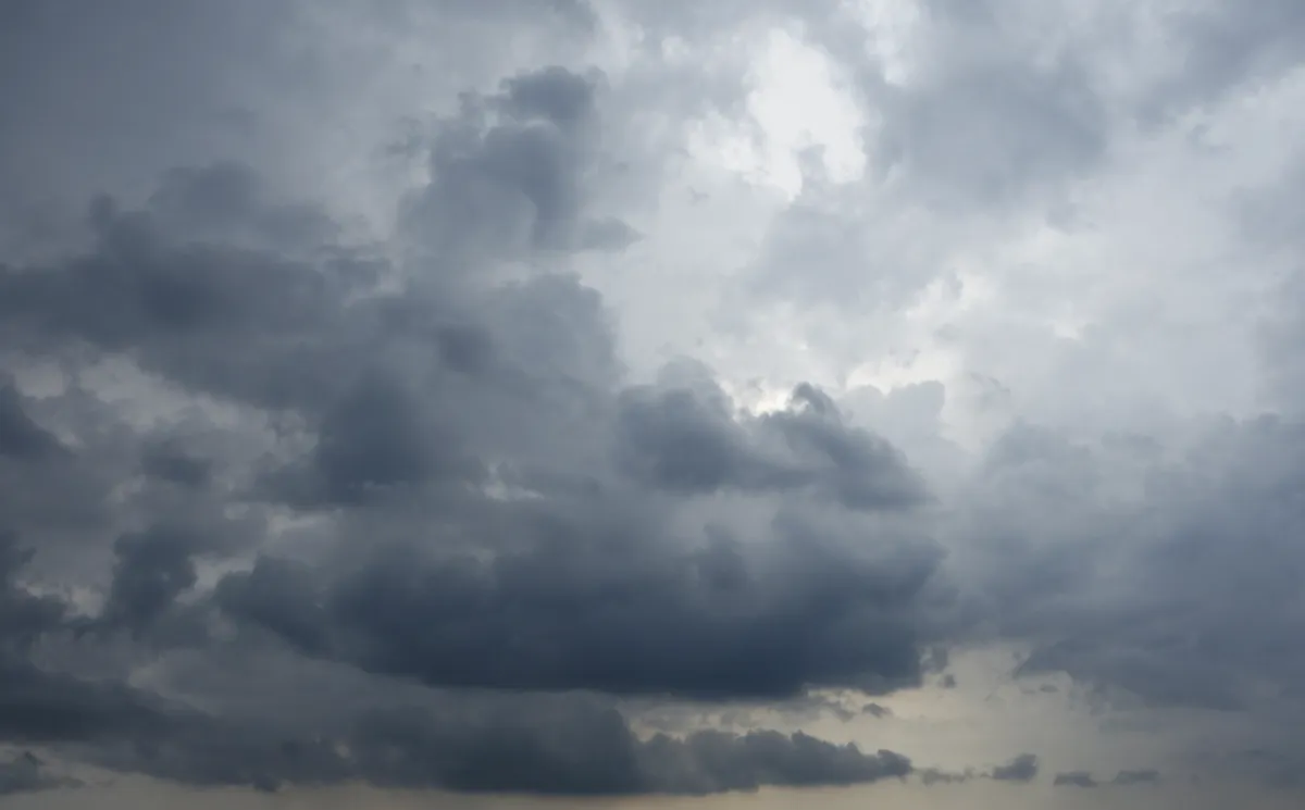 Frente fria traz tempestades e queda de temperatura no país