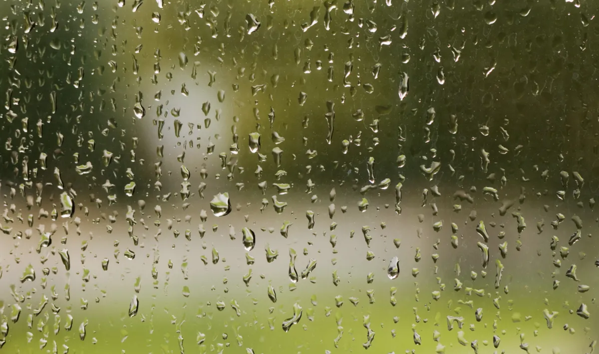 Sexta-feira tem chuva no litoral e ar seco no interior do Brasil