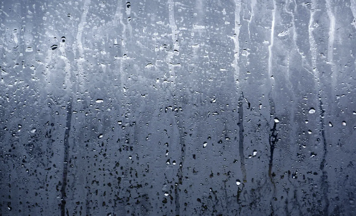 Frente fria traz chuva forte e frio no fim de semana