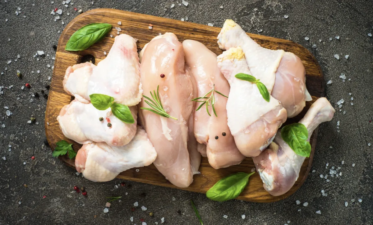 Com mercado interno fraco, exportações de frango reagem em julho