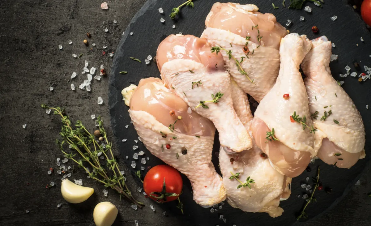 Carne de frango sobe no mercado interno e exportações batem recorde
