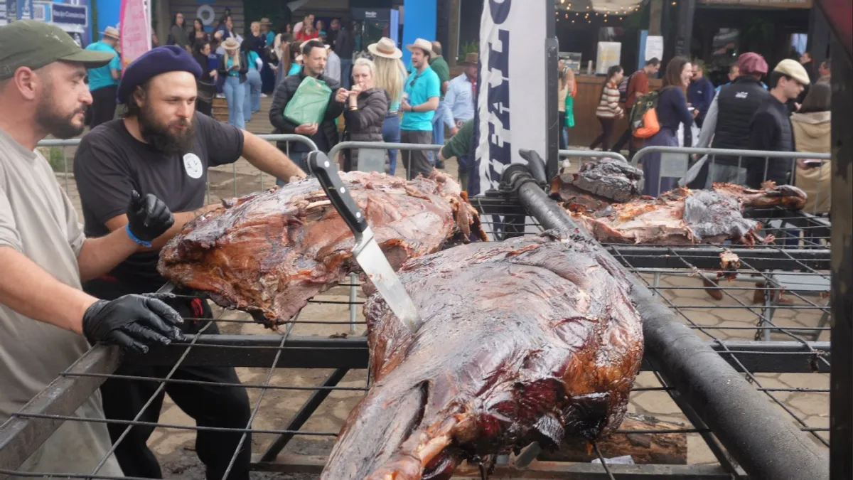 Búfalo inteiro assado por oito horas atrai visitantes na Expointer