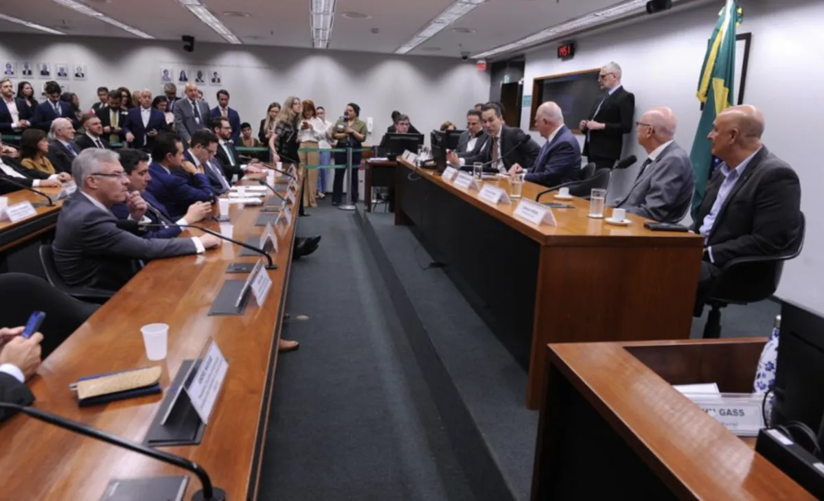 Governo define calendário para plano de testes do E35 na gasolina em setembro