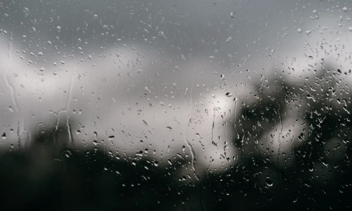 Frente fria espalha chuva pelo país no domingo de eleições